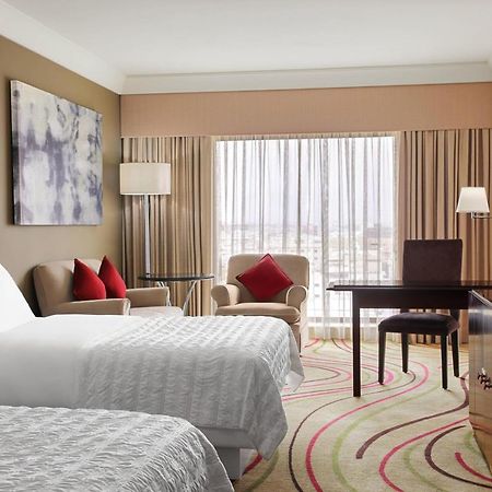 Le Meridien Jeddah Bagian luar foto A guest room at the Sheraton Jumeirah Hotel