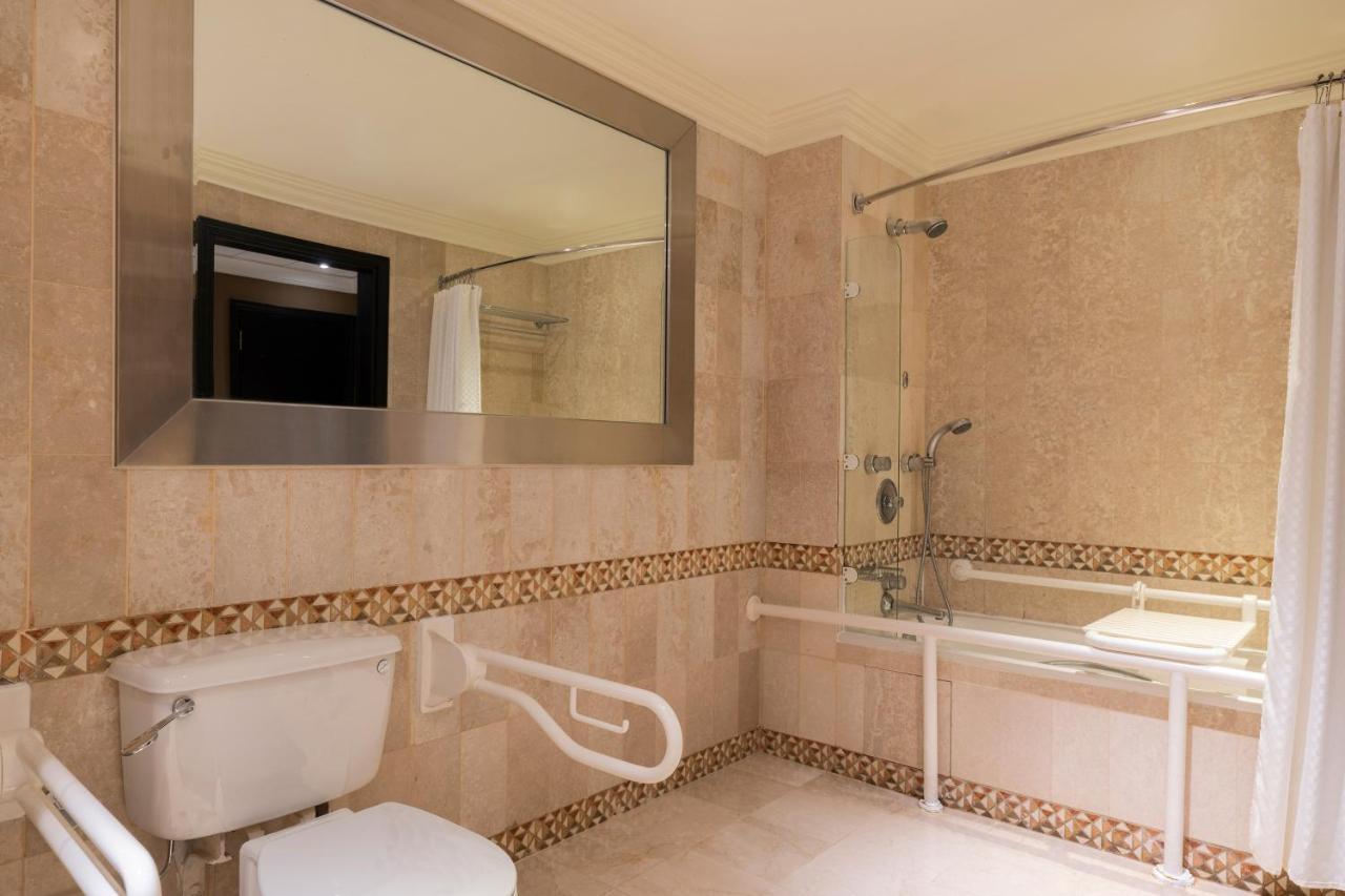 Le Meridien Jeddah Bagian luar foto Bathroom
