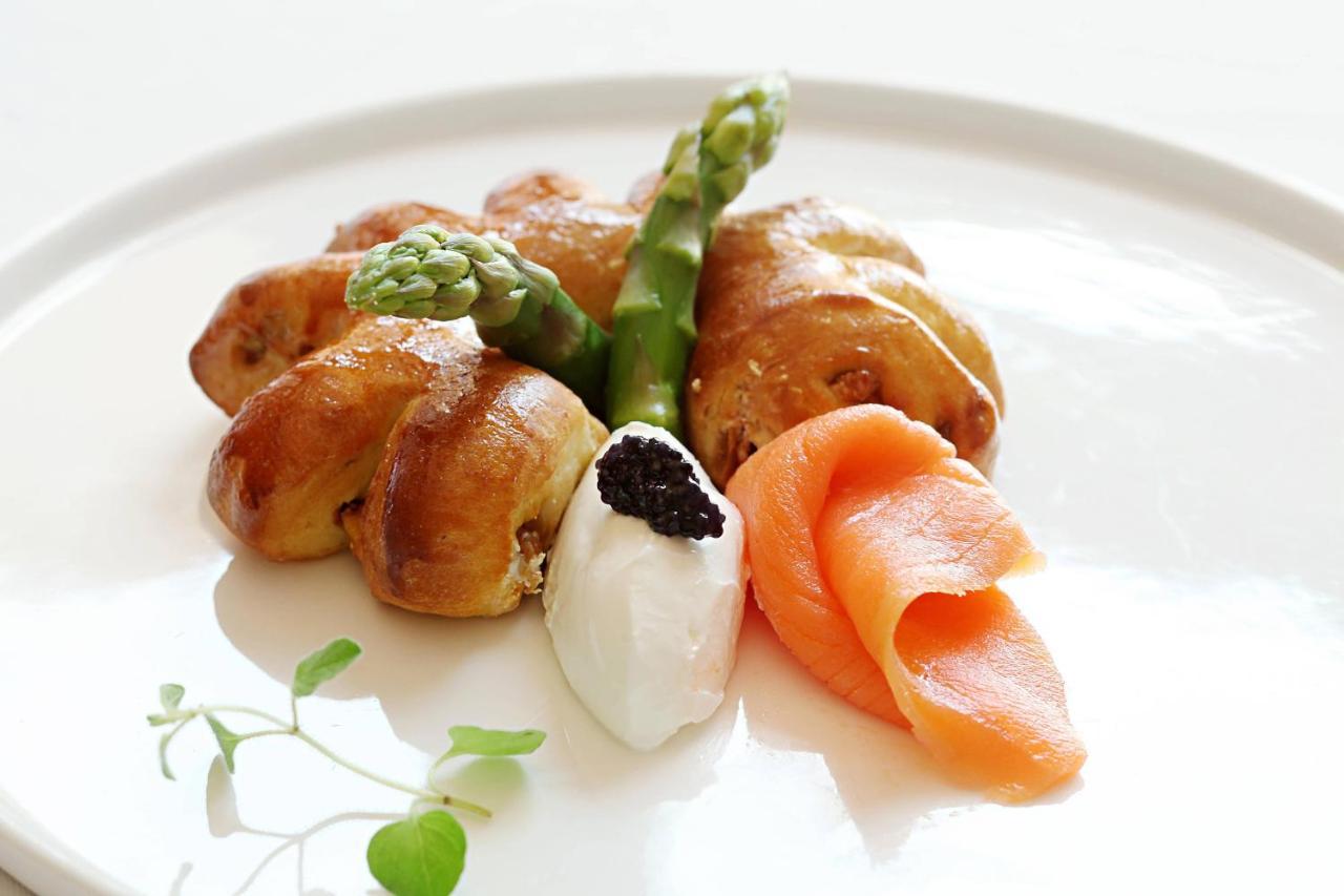 Le Meridien Jeddah Bagian luar foto Caviar with asparagus and salmon