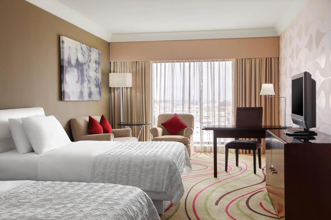 Le Meridien Jeddah Bagian luar foto A guest room at the Sheraton Jumeirah Hotel