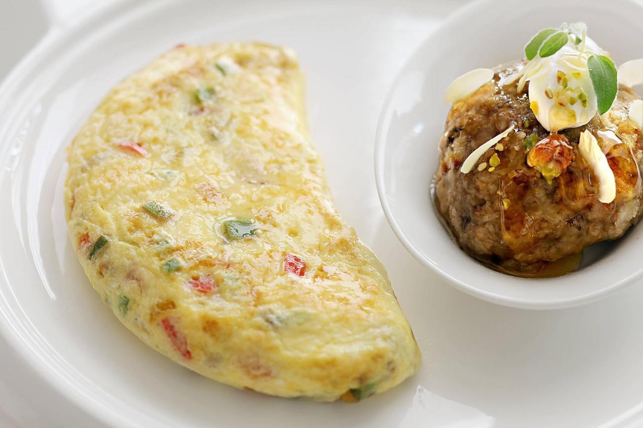 Le Meridien Jeddah Bagian luar foto An omelette