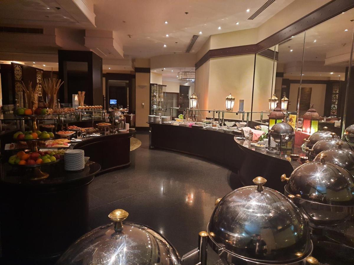 Le Meridien Jeddah Bagian luar foto The buffet at the hotel