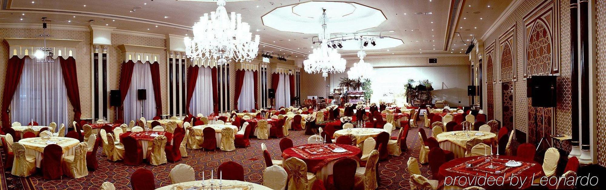 Le Meridien Jeddah Restoran foto A banquet hall
