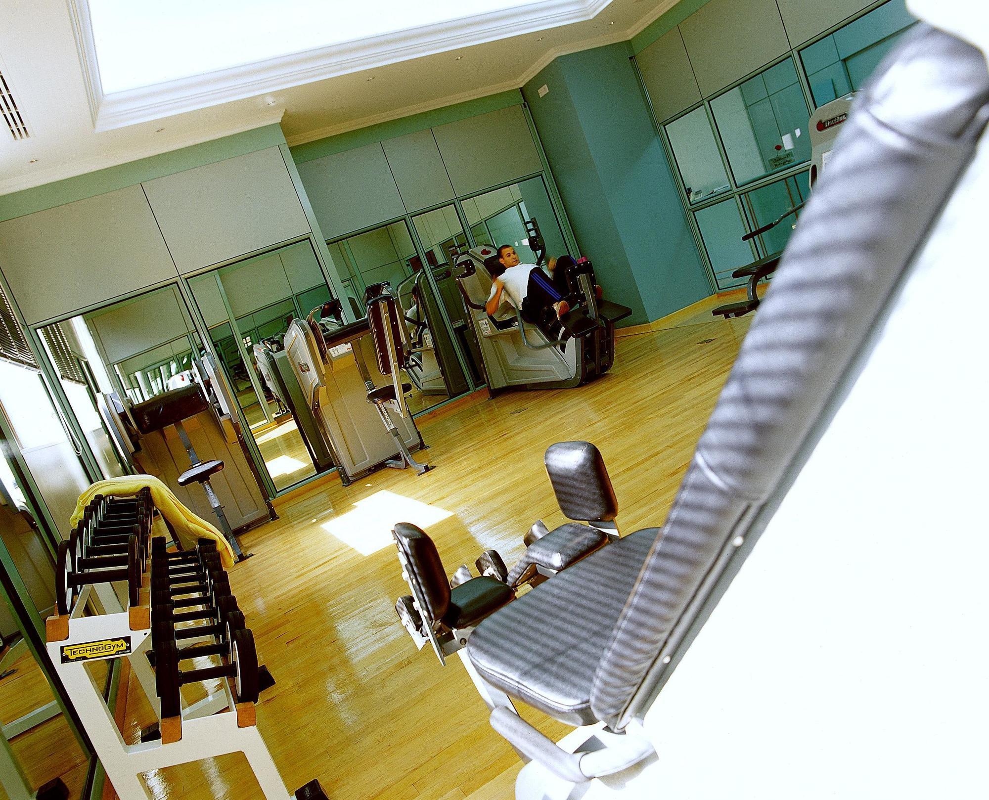 Le Meridien Jeddah Bagian luar foto The gym at the 5th floor