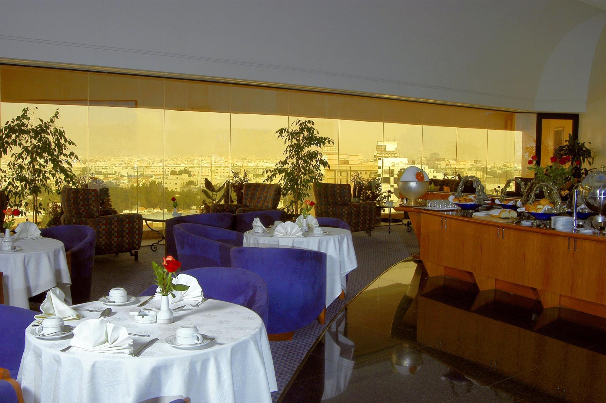 Le Meridien Jeddah Bagian luar foto The restaurant
