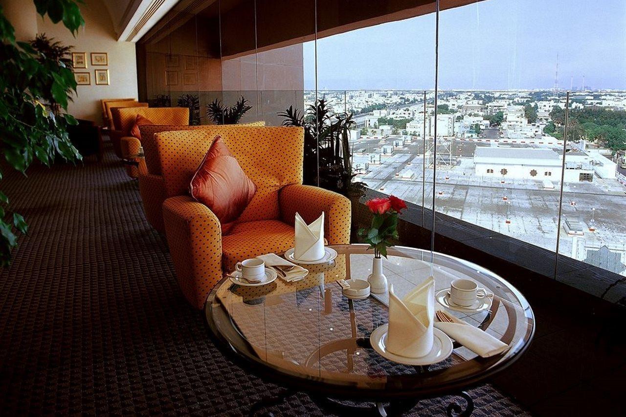 Le Meridien Jeddah Restoran foto The lounge at the airport