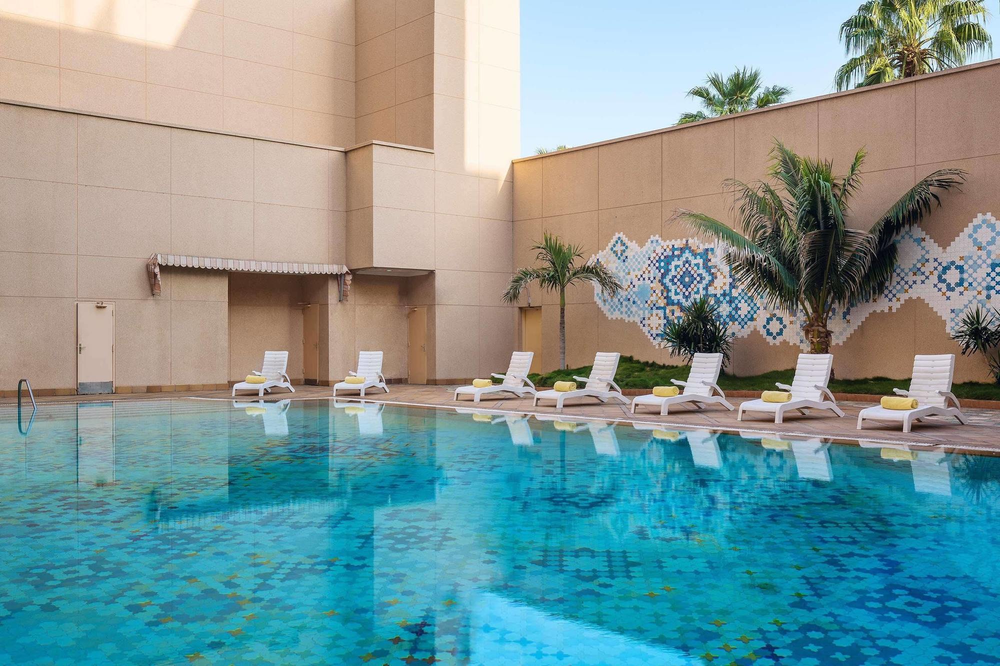 Le Meridien Jeddah Bagian luar foto Swimming pool at the hotel
