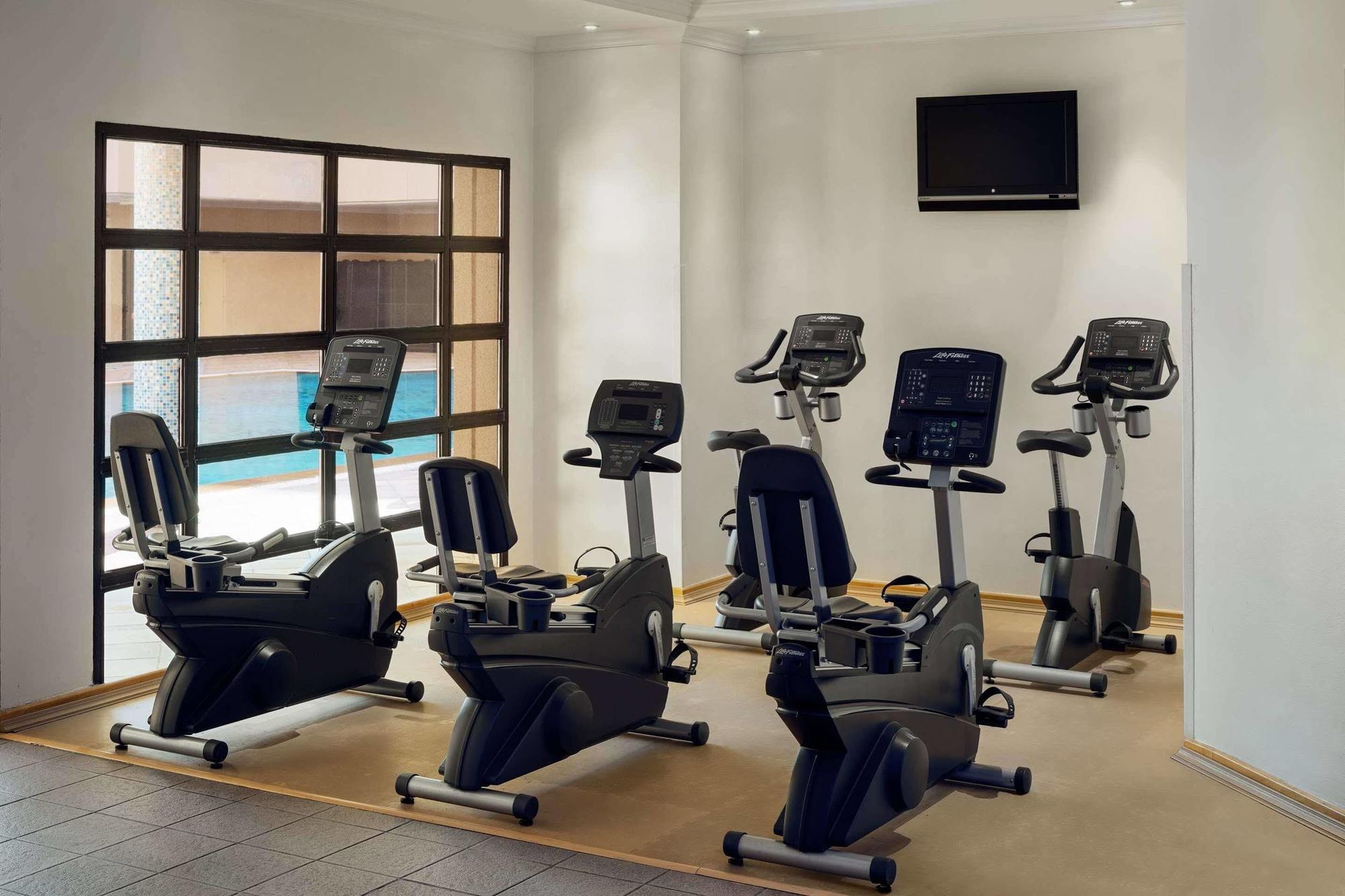 Le Meridien Jeddah Bagian luar foto Recumbent bikes