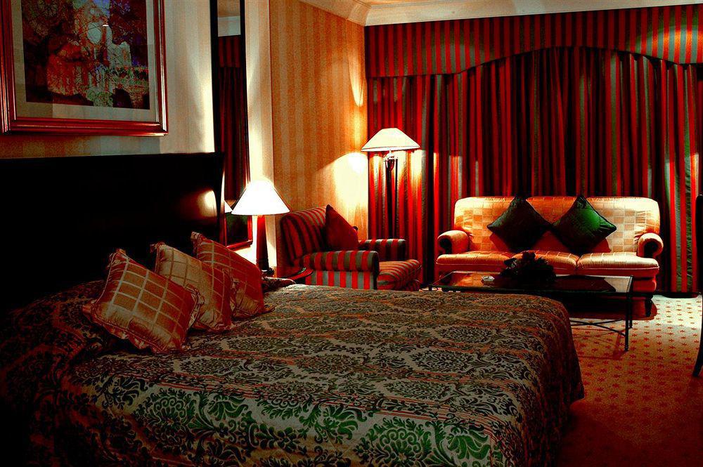Le Meridien Jeddah Bagian luar foto A bedroom at the hotel